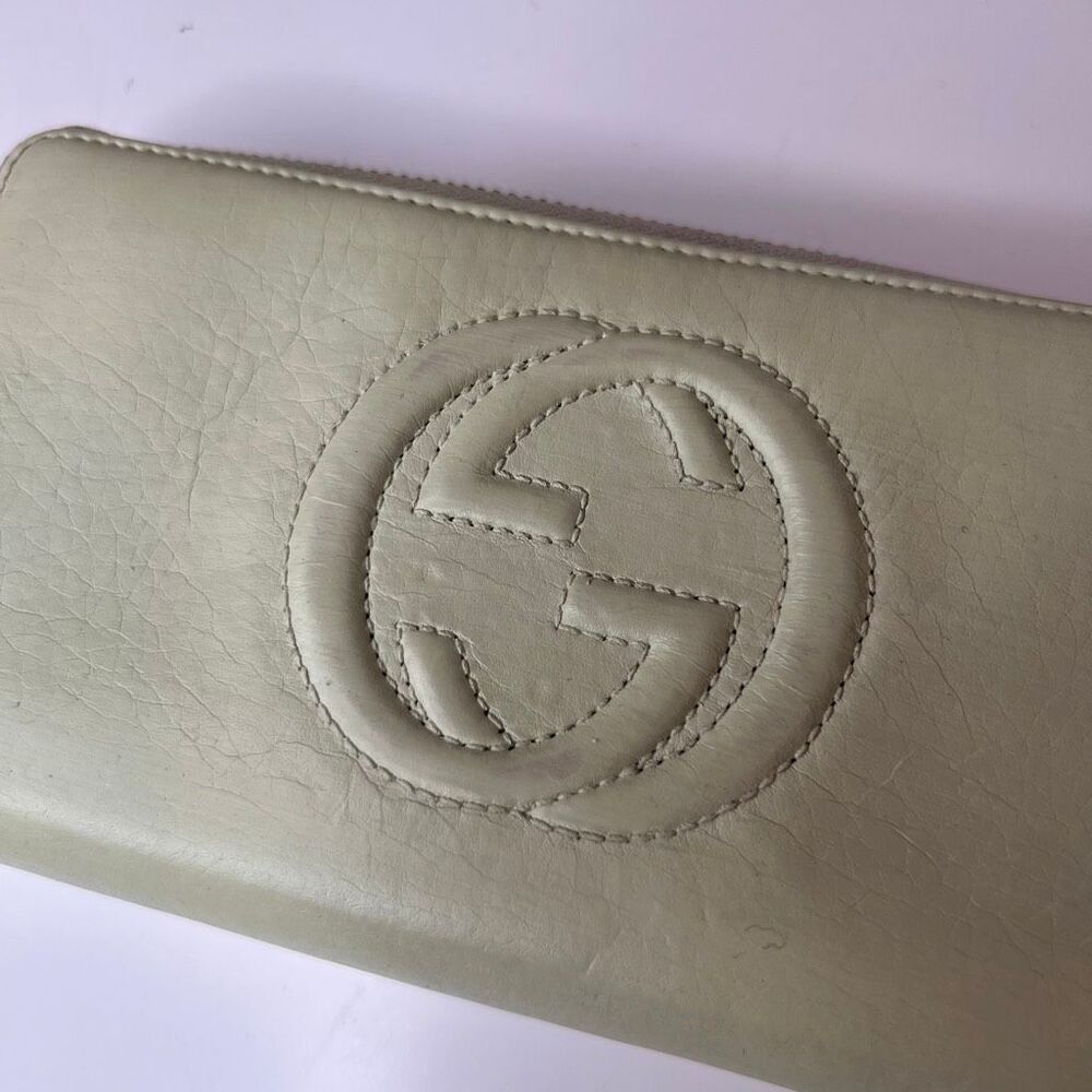 Gucci Soho leather zip-around wallet featuring an embossed Interlocking G logo a - Picture 2 of 6